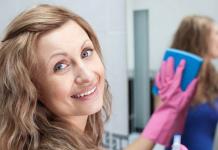 Τι είναι καλύτερο να επιλέξετε για το πλύσιμο των καθρεπτών - λαϊκές θεραπείες ή οικιακές χημικές ουσίες;
