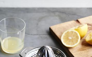 Как да изцедите лимонов сок