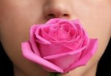 Cartomanzia con petali di rosa Cartomanzia con petali di rosa