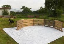 Swimming pool from ordinary wooden pallets for summer cottages