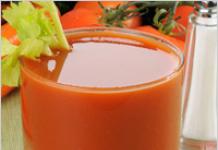 Kış için bir meyve sıkacağı aracılığıyla domates suyu: hızlı ve basit tarifler