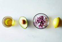 Kako spriječiti da isječeni avokado porumeni Da li avokado potamni u salati