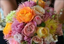Bouquet nuziale di crisantemi: tipologie e regole di abbinamento