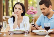 The husband is texting with the girl, but says that it's just for work How to wean a husband from communicating with other girls