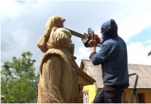 Chainsaw wood carving