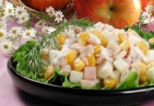 Kalmarų ir kukurūzų salotos: įvairūs receptai Kalmarai su kukurūzų salotomis yra skanūs ir paprasti
