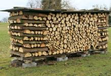 Methods for laying firewood and the shape of woodpiles Shed for firewood: creating harmonious details