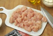 Kuracie mäso s hubami v kyslej smotanovej omáčke recept s fotografiou na panvici