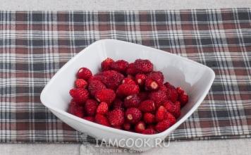 Strawberries, grated with sugar and currants for the winter
